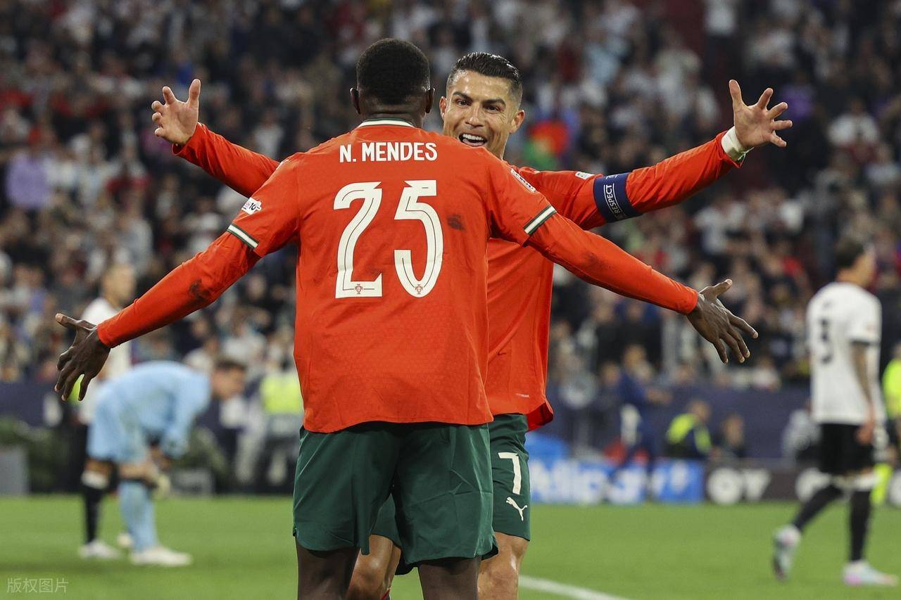 开云中国-C罗重返赛场，重要助攻首场状态出色，切尔西观众沸腾！-开云中国