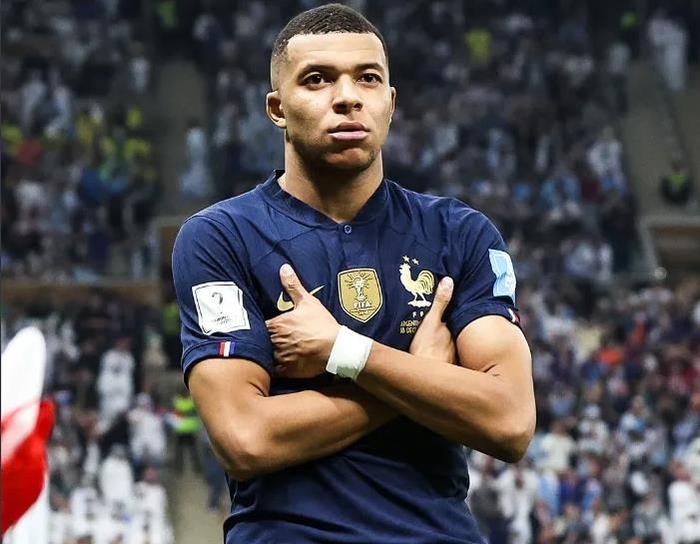 开云-勇士前途光明！，姆巴佩新星比赛局势复杂表现突出观众掌声雷动-开云