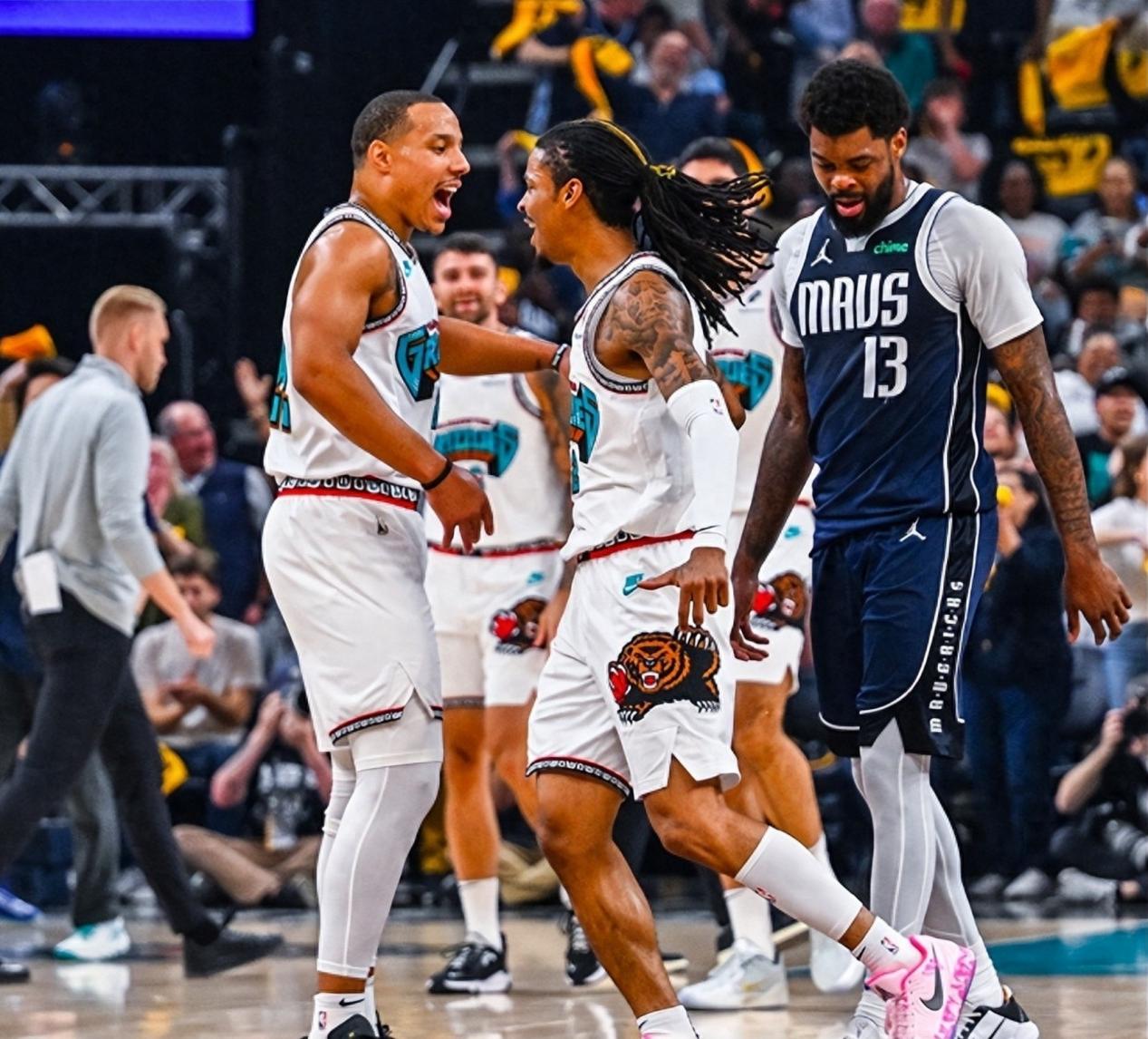 开云体验官网入口-浓眉哥连续十五场比赛得分超过表现优异，独行侠不断突破！全场沸腾不已-开云体验官网入口